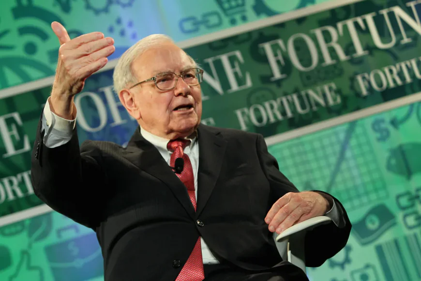 Surprising Move: Why Warren Buffett Sitting on a Record Billions in Cash